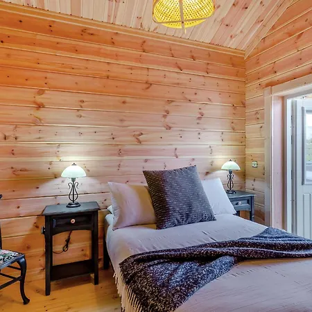 Holly Tree * יורק